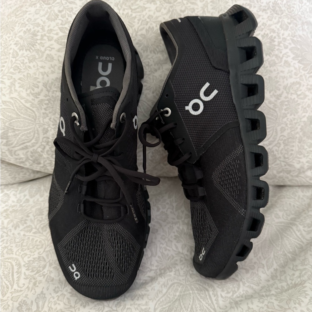On Running Black Performance Athletic Shoes Mens 8.5 or Womens 10